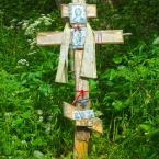 Крест у родника, расположенного вблизи деревни. Июнь 2017 г. Фото: Анатолий Максимов.