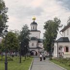 Валдайский Иверский монастырь, вид на церковь Михаила Архангела и Святые ворота. Август 2013 г. Фото: А. Максимов.