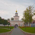Вид на церковь Михаила Архангела с территории монастыря. Август 2013 г. Фото: Анатолий Максимов.