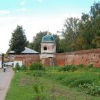 Монастырская ограда и одна из ее башен. Август 2015 г. Фото: А. Востриков.
