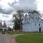 Ризоположенский монастырь, вид на Святые ворота и Ризоположенский собор. Август 2015 г. Фото: А. Востриков.