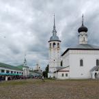 Воскресенская церковь в Суздале, слева Торговые ряды. Август 2015 г. Фото: А. Востриков.
