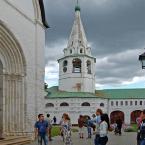На территории Суздальского кремля, вид на соборную колокольню. Август 2015 г. Фото: А. Востриков.