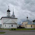 Суздаль. Воскресенская церковь (слева) и Казанская церковь (справа). Август 2015 г. Фото: А. Востриков.