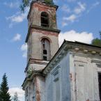 Угол трапезной и колокольня Преображенской церкви. Август 2012 г. Фото: Анатолий Максимов.