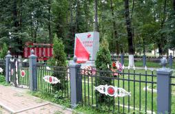Памятник воинам-землякам, павшим в Великой Отечественной войне 1941-1945 гг. Июль 2012 г. Фото: А. Востриков.