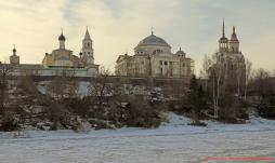 Вид на Борисоглебский монастырь в Торжке через реку Тверца. Февраль 2014 г. Фото: Анатолий Максимов.